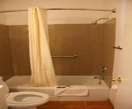 Harborview Inn and Suites - Private Bathroom